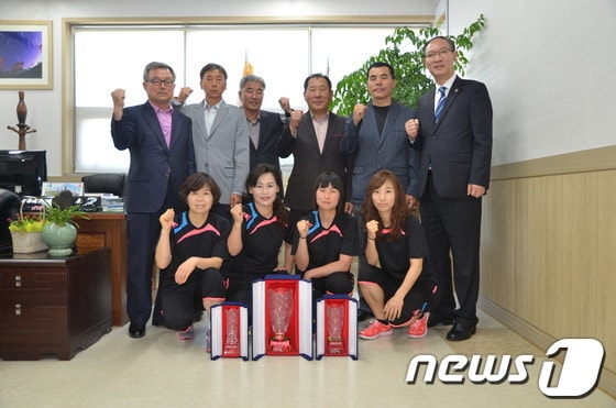 울산시생활체육회 정도영 사무처장(뒷줄 오른쪽 세 번째)이 '제3회 대통령기 전국축구한마당대회'에서 여성부 우승 등의 성과를 거둔 울산시축구연합회 회원들을 격려한 뒤 기념촬영하고 있다. /사진제공=울산시생활체육회 © News1  