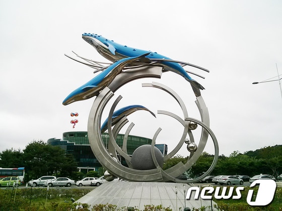울산 남구는 울산의 관문인 옥현사거리 교통섬에 위치한 고래조형물의 하늘색 도장 공사를 완료하고 일반에 공개했다. /사진제공=울산 남구 © News1