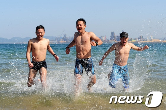21일 오후 경북 포항시 낮 최고 기온 26.2도를 기록하자 더위를 참지 못한 대학생들이 북부해수욕장으로 뛰어들어 더위를 식히고 있다. 2013.5.21/뉴스1 © News1   최창호 기자