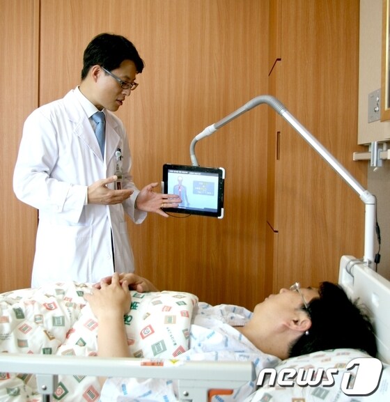 울산대학교병원이 지역 최초로 모바일 의료정보시스템을 구축, 본격 가동에 들어갔다./사진제공=울산대학교병원 © News1