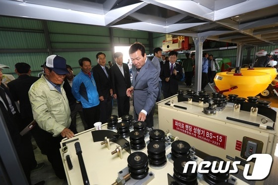 21일 열린 무안 농기계임대사업소 해제분소 개소식에서 참가자들이 농기계를 둘러보고 있다/사진제공=무안군© News1 