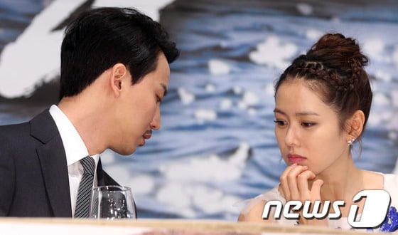 배우 김남길, 손예진이 21일 오후 서울 강남구 대치동 컨벤션디아망에서 열린 KBS 월화드라마 '상어' 제작발표회에서 대화를 나누고 있다. 2013.5.21 머니투데이/뉴스1 © News1   