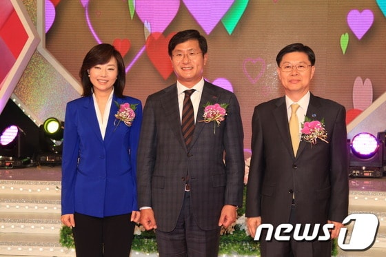 메리츠화재는 21일 서울 여의도 KBS본관에서 열린 '가족친화경영대상' 시상식에서 자녀양육지원 부분 여성가족부장관상을 수상했다. 왼쪽부터 조윤선 여성가족부장관, 송진규 메리츠화재 사장, 길환영 KBS사장.(사진제공=메리츠화재)© News1