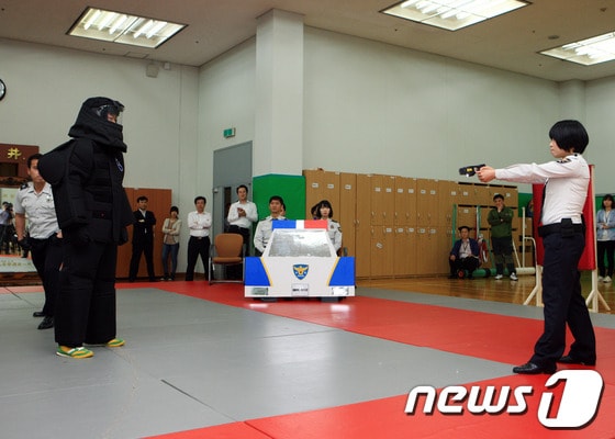 부산경찰청 테이저건 시연팀이 상황극을 하고 있다./사진제공=부산경찰청 © News1 