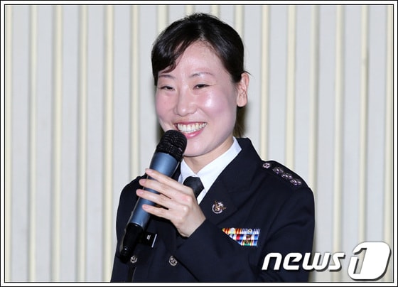 대한민국 첫 여성함장 고유미 경정이 21일 한국해양대의 ‘여성 리더 특강’에 초청돼 후배들에게 강의하고 있다.(한국해양대 제공)© News1 