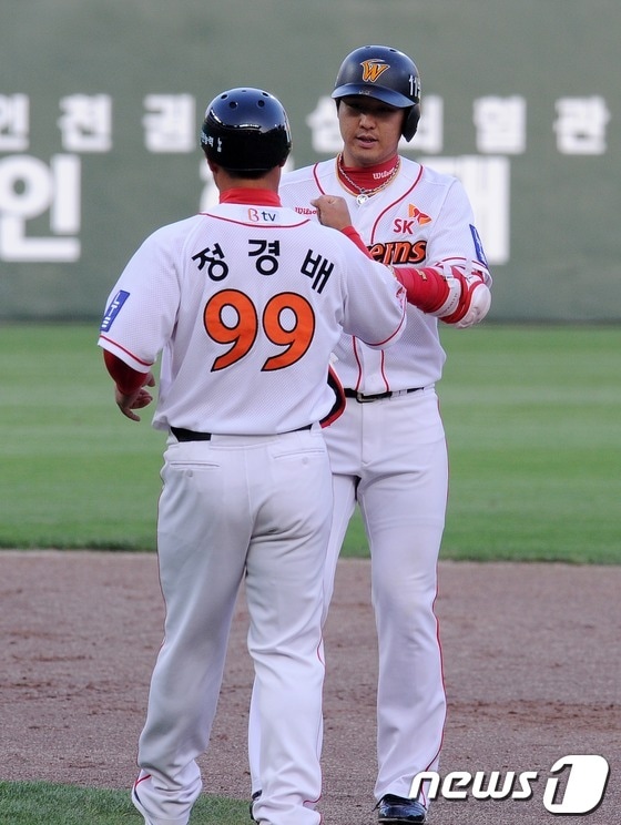 SSG 랜더스의 1군 타격 코치로 선임된 정경배 코치. 사진은 SK 와이번스 시절 정경배 코치 모습. /뉴스1