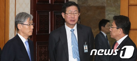 22일 오전 서울 여의도 국회 귀빈식당에서 열린 당정회의에서 국회 산업통상자원위 여상규 새누리당 간사(왼쪽)와 윤상직 산업통상부장관(오른쪽), 조환익 한국전력사장 등이 밀양 송전탑 건설 문제에 대해 논의하고 있다. 2013.5.22/뉴스1 © News1 송원영 기자