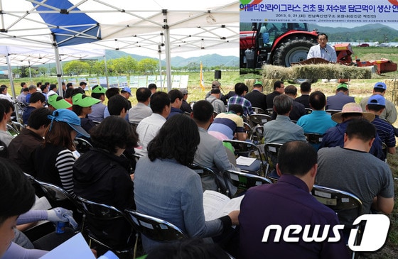 전남도농업기술원이 개최한 동계 사료작물 건초생산 연시회 모습./사진제공=전남도농업기술원© News1