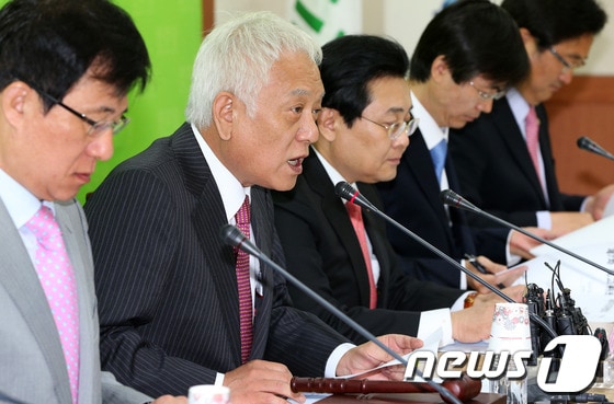 민주당 김한길 대표가 22일 오전 서울 영등포 민주당사에서 열린 최고위원회의에서 모두발언을 하고 있다. 2013.5.22/뉴스1 © News1 오대일 기자