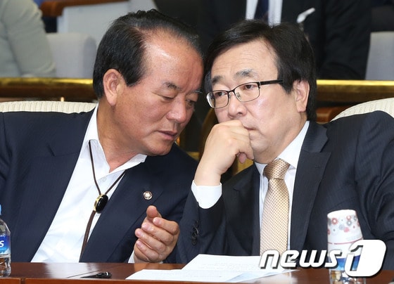 새누리당 서병수 의원과 정갑윤 의원이 22일 오전 서울 여의도 국회에서 열린 최고중진연석회의에서 대화를 하고 있다. 2013.5.22/뉴스1 © News1 송원영 기자