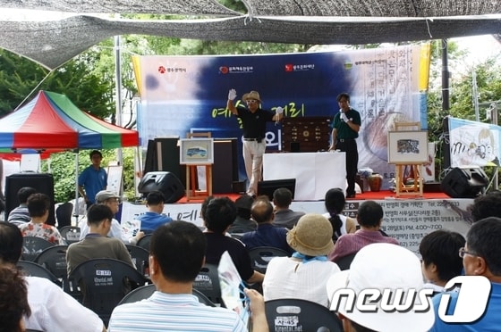  아시아문화도시 광주를 만들어가는  아시아문화예술활성화사업이 대인예술시장과 예술의거리를 거점으로 본격적으로 추진된다.사진은지난해  예술의 거리에서 진행된 야외경매.© News1 김태성 기자