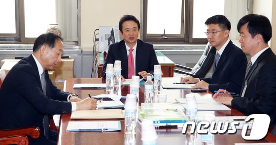 남경필 새누리당 의원이 22일 오전 서울 여의도 국회 새누리당 정책위의장실 소회의실에서 열린 당정회의에서 교육부 관계자들과 일본의 역사 왜곡에 대한 대응 방안에 대해 논의 하고 있다. 2013.5.22/뉴스1 © News1 송원영 기자