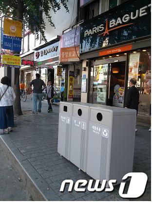 대전 중구가 지난해 으능정이 거리에 설치한 쓰레기통. © News1
