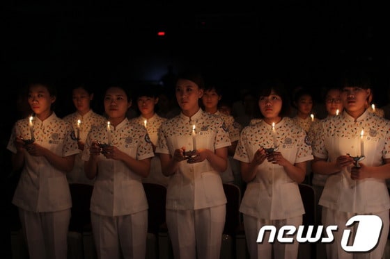 고신대 간호학과 3학년 학생들이 22일 나이팅게일 선서식에서 촛불의식을 하고 있다.(고신대복음병원 제공)© News1 
