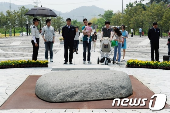 고 노무현 전 대통령 4주기를 하루 앞둔 22일 오후 김해 봉하마을 노무현 전 대통령 묘역에 추모객들이 참배를 하고 있다. 2013.5.22/뉴스1 © News1 전혜원 기자