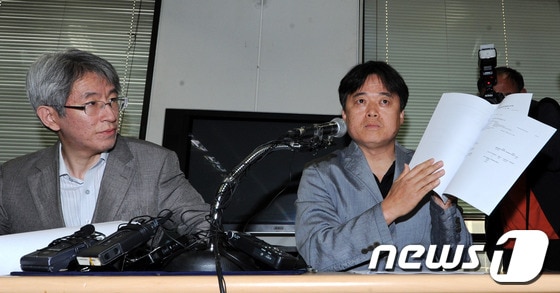 김용진 뉴스타파 대표(왼쪽), 최승호 PD가 22일 오후 서울 중구 한국언론회관 전국언론노동조합 대회의실에서 뉴스타파-ICIJ '조세피난처 프로젝트' 공동취재 1차 결과물 발표 기자회견을 하고 있다. 뉴스타파는 ICIJ와 공동 취재결과 조세피난처 페이퍼컴퍼니를 설립한 한국인 245명을 발견, 이중 1차 명단으로 이수영 OCI회장과 부인 김경자 OCI 미술관 관장, 조중건 전 대한항공 부회장의 부인 이영학씨, 조욱래 DSDL 회장(조석래 효성그룹 회장 막내동생)과 장남 조현강씨를 발표했다. 2013.5.22/뉴스1 © News1 박세연 기자