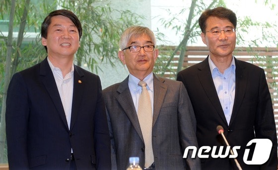 안철수 무소속 의원이 22일 오후 서울 마포구 서교동 창비 서교빌딩에서 싱크탱크 성격의 정책네트워크 '내일' 창립 계획을 발표 후 '내일'의 이사장을 맡은 최장집 명예교수(왼쪽 두번째)와 소장을 맡은 장하성 전 안철수 대선캠프 국민정책본부장(왼쪽 세번째)과 나란히 서 있다. 2013.5.22/뉴스1 © News1 손형주 기자
