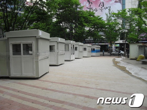 부천 원미구는 노점 잠정허용구역제를 실시해 투나둘리광장에 총 13곳의 햇살가게를 설치했다.© News1