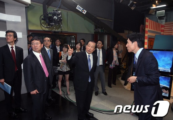 이경재 방통위원장(가운데)이 EBS 방송센터를 둘러보고 있다(사진=방통위)© News1