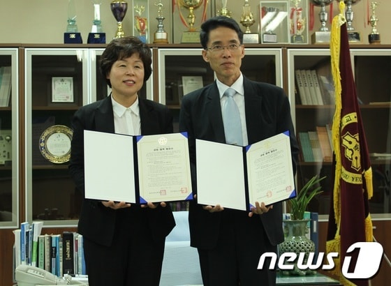 공주영명고등학교 이기서 교장(오른쪽)과 대전지방보훈청 박선규 보훈과장© News1