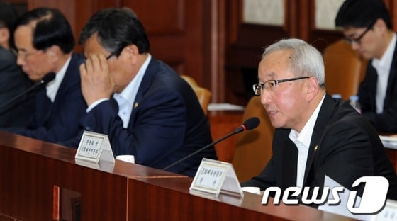 현오석 경제부총리가 22일 오후 서울 세종로 정부서울청사에서 열린 경제관계장관회의에서 모두발언을 하고 있다. 2013.5.22/뉴스1 © News1 허경 기자