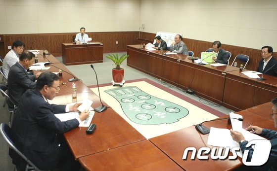 강진군 향토축제추진위원회 상임위원회 위원들이 지난 21일 군청 소회의실에서 제 41회 강진청자축제 추진상황과 향후 추진뱡향에 대해 논의했다. © News1 