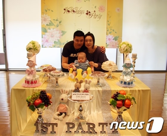 울산 프라우메디병원은 22일 병원 1층 로비에서 병원에서 출생한 아기들의 100일을 기념하는 행사를 가졌다./사진제공=프라우메디병원 © News1