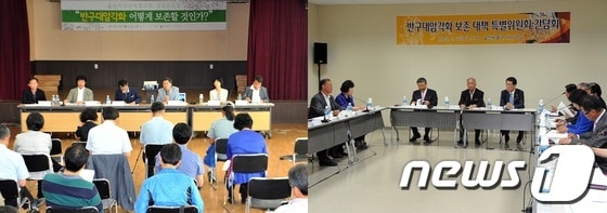 22일 울산 반구대 암각화 보존과 관련해 청와대가 사실상 문화재청의 댐수위 조절안에 손을 들어준 것으로 알려져 새 국면을 맞고 있는 가운데 같은 날 울산에서는 시민단체들 간의 논쟁이 계속됐다. 왼쪽은 울산시민연대 등이 황평우 한국문화유산정책연구소장을 초빙해 개최한 정책토론회, 오른쪽은 변양섭 울주문화원장을 중심으로 한 암각화 보존 민간특위 출범 회의모습© News1 노화정 기자