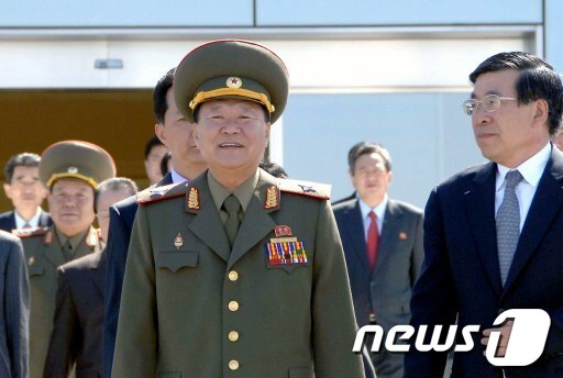 22일 북한 김정은 국방위원회 제1위원장의 특사로 방중한 최룡해 인민군 총정치국장이 베이징 서우두 공항에 도착해 중국 정부 관리의 영접을 받고 있다. © AFP=News1 