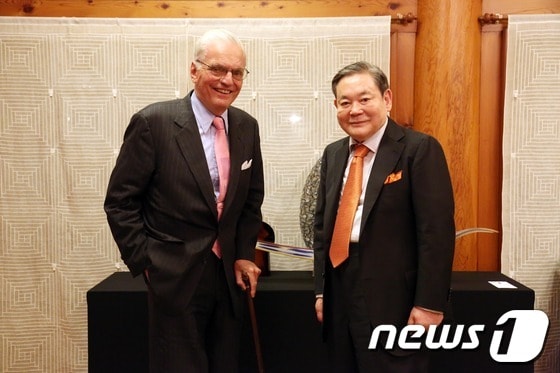 이건희 삼성전자 회장(우)과 제임스 호튼 코닝 명예회장이 22일 저녁 만나 상호 협력에 대해 논의했다.(삼성 제공) © News1