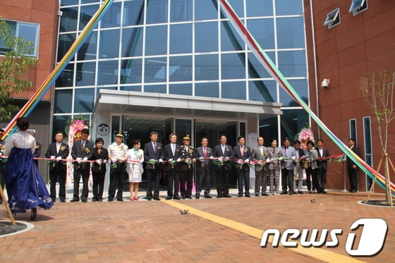 남해소방서 준공식에서 관계자들이 축하 테이프를 자르고 있다.(경남도 제공)© News1