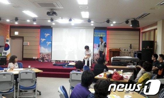 23일 1급 응급구조사 최익호 소방관이 아이돌보미 선생님 60여명을 대상으로 응급처치교육을 실시하고 있다.© News1