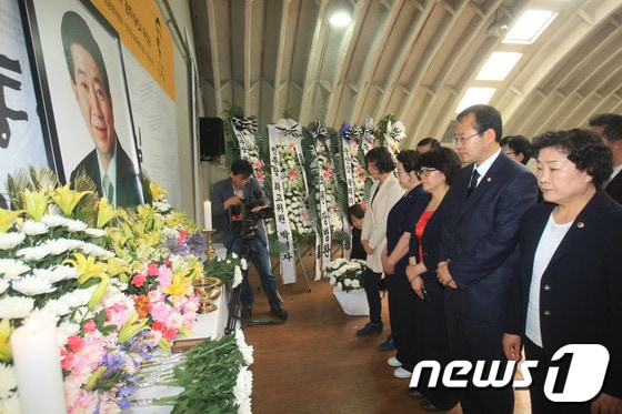 23일 오전 광주 YMCA 무진관에서 열린 노무현 대통령 서거 4주기 민주당 광주시당및 전남도당 합동분향식에서 참석자들이 참배하고 있다. 2013.5.23/뉴스1 © News1 김태성 기자