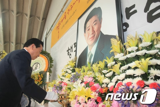 23일 오전 광주 YMCA 무진관에서 열린 노무현 대통령 서거 4주기 민주당 광주시당및 전남도당 합동분향식에서 강운태 광주시장이 분향하고 있다. 2013.5.23/뉴스1 © News1 김태성 기자