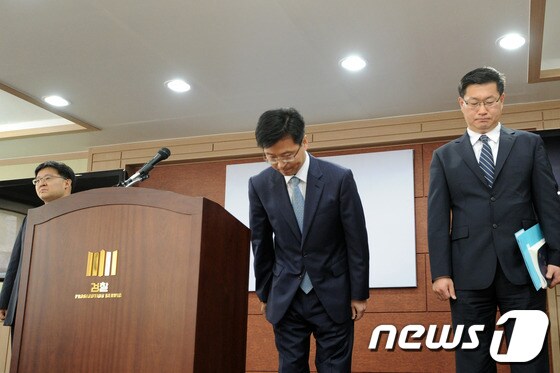 23일 전주지방검찰청 전주지검 중회의실에서 최윤수 차장검사가 이대우(46) 도주사건에 대해 공식적으로 사과를 하고 있다.2013.05.23/뉴스1 © News1 김대웅 기자