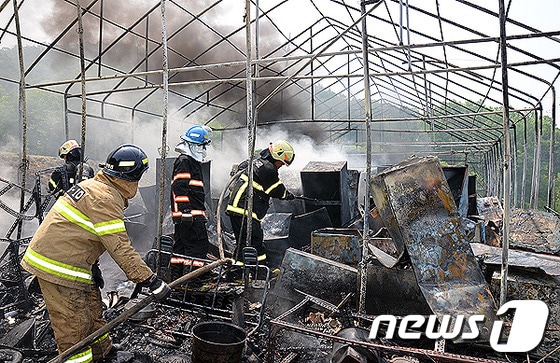 23일 오전 10시 20분경 강원 원주시 만종리 중부동 2길 창고용 비닐하우스에서 화재가 발생했다. © News1 이예지 기자