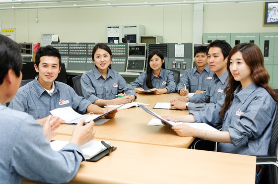 울산대학교는 세계 최대 산업도시를 배경으로 전국 최고의 산학협동교육을 자랑한다. 융합교육과정 학생들이 SK에너지에서 산업체 현장지도교수로부터 실무를 배우고 있다./사진제공=울산대학교 © News1