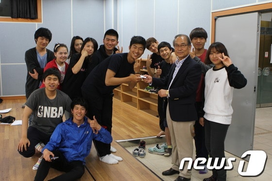© News1 한국영상대 유재원 총장이 22일 소극장을 찾아 방과 후 연습중인 연기과 학생들에게 야식쿠폰을 나눠주고 있다.