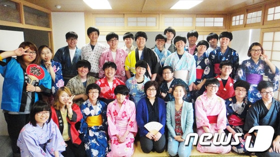 극동대를 방문한 경기도 용인 태상고 학생들이 일본 전통의상을 입고 기념촬영을 하고 있다. 사진제공 = 극동대 © News1