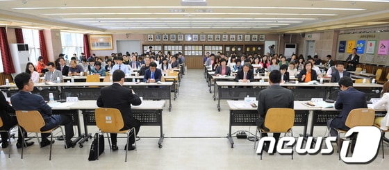 21일 김만수 부천시장이 참여한 가운데 `청소년 법률지원 정책 수립 공청회`가 열리고 있다.© News1 