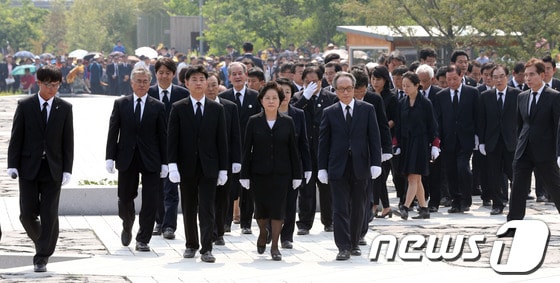 고 노무현 전 대통령 서거 4주기 추도식이 열린 지난 23일 경남 김해시 봉하마을 고 노무현 전 대통령 묘에서 권양숙 여사와 아들 노건호 씨 등 유족과 주요인사들이 참배를 하기 위해 이동하고 있다. 2013.5.23/뉴스1 © News1 송원영 기자