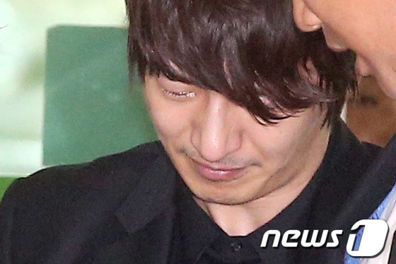 가수 손호영이 지난 23일 오후 서초구 원지동 서울추모공원에서 전 여자친구의 영정을 들고 화장장으로 향하고 있다. © News1