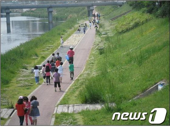 전남 목포시 삼향천이 시민들의 휴식공간으로 자리매김하고 있다. 삼향천은 하루 평균 1000여 명의 시민이 운동과 산책을 위해 찾고 있다/사진제공=목포시© News1
