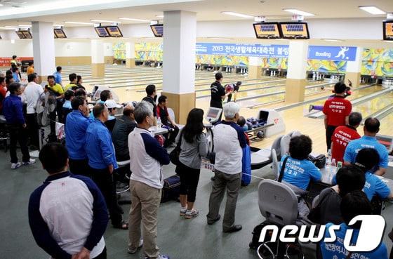 23일 경북 안동볼링장에서는 어르신 볼링대회가 펼쳐졌다./피재윤 기자 © News1
