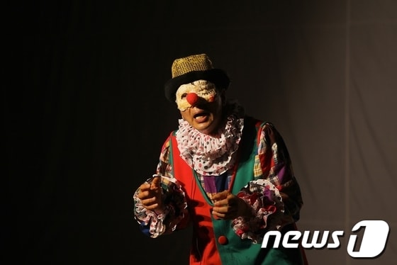 이지현 씨의 1인극 '애꾸눈 광대'가 28일 빛고을 아트스페이스 공연장에서 10월까지 상설공연을 펼친다.© News1 