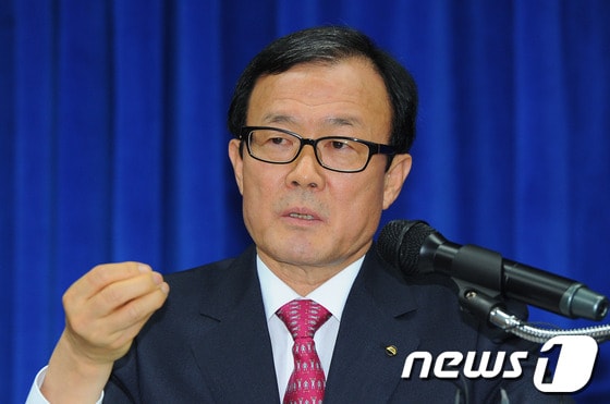 이순우 우리금융그룹 신임 회장 내정자가 23일 오후 서울 종로구 우리카드 본사 대강당에서 기자회견을 갖고 취재진의 질문에 답하고 있다. 이 내정자는