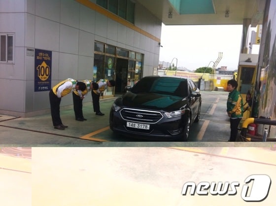 S-OIL 아산지사는 21일부터 삼일간 천안시 소재 장모님주유소에서 'Clean&Smile 임직원 현장 캠페인'을 실시했다.© News1