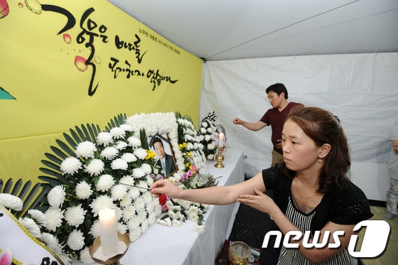 故 노무현 전 대통령 서거 4주기 추도식이 열린 23일 전북 전주오거리문화광장에 마련된 분향소에서 시민들이 헌화, 분향을 하고 있다. 2013.05.23/뉴스1 © News1 김대웅 기자