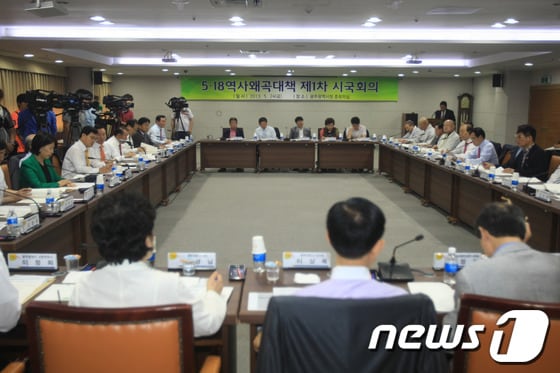 광주시는 24일 오전 광주시 중회의실에서 강운태 광주시장, 임내현 민주당 시당위원장, 시민사회단체등 각계 각층 인사들이 모인가운데 5.18역사왜곡대책 제 1차 시국회의를 개최했다. 2013.5.24/뉴스1 © News1 김태성 기자