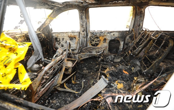 가수 손호영씨가 자신의 차량에서 번개탄을 피워 자살을 시도한 24일 오전 서울 용산구 원효로 사고지역 인근에 손씨의 사고 차량이 주차돼 있다. © News1 양동욱 기자